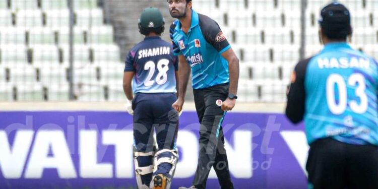 এবার আম্পায়ারের সিদ্ধান্তের প্রতিবাদ জানালেন সাব্বির-শাহাদাত