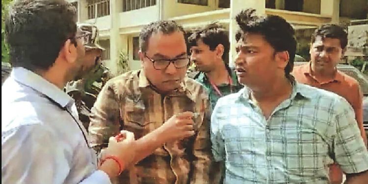 পশ্চিমবঙ্গে পি কে হালদারসহ ৬ জন বিচার বিভাগীয় রিমান্ডে