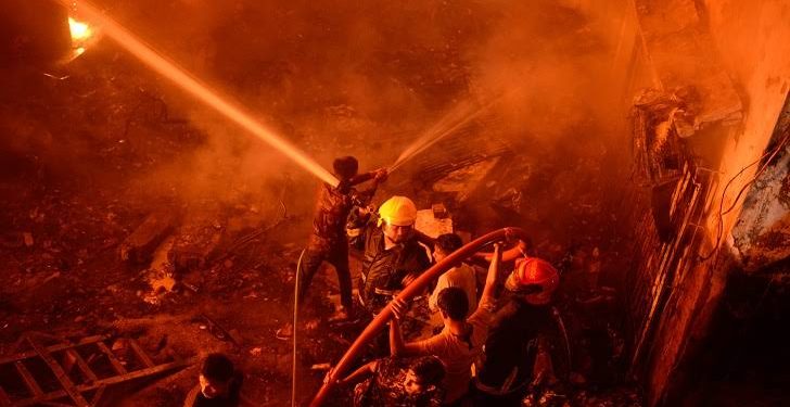 চট্টগ্রামের সীতাকূণ্ডে ভয়াবহ আগুনে মৃতের সংখ্যা বেড়ে ৫  , দগ্ধ ৪ শতাধিক, আহত বেশ কয়েকজনকে সিএমএইচে স্থানান্তর