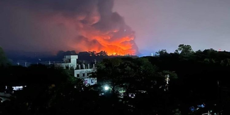 চট্টগ্রামের সীতাকূণ্ডে ভয়াবহ আগুনে মৃতের সংখ্যা বেড়ে ৫  , দগ্ধ ৪ শতাধিক, আহত বেশ কয়েকজনকে সিএমএইচে স্থানান্তর
