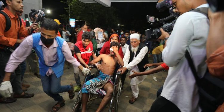 চট্টগ্রামের সীতাকূণ্ডে ভয়াবহ আগুনে মৃতের সংখ্যা বেড়ে ৫  , দগ্ধ ৪ শতাধিক, আহত বেশ কয়েকজনকে সিএমএইচে স্থানান্তর