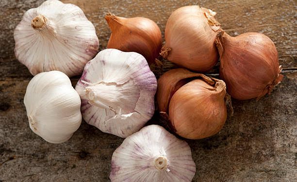 বাড়ছে রসুনের মূল্য, কমেছে পেঁয়াজের ঝাঁজ