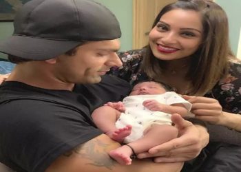 মা হওয়ার আনন্দে ভাসছেন বিপাশা