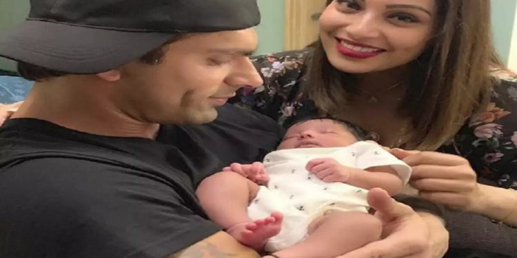 মা হওয়ার আনন্দে ভাসছেন বিপাশা