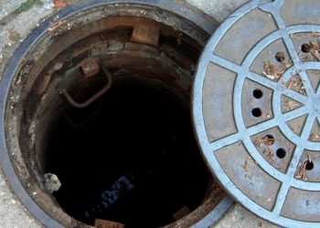 ঢাকনাবিহীন ম্যানহোলে পড়লেন জার্মানির উপরাষ্ট্রদূত