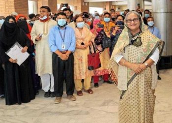 সাধারন রোগীদের মত টিকেট কেটে চোখ পরীক্ষা করালেন প্রধানমন্ত্রী