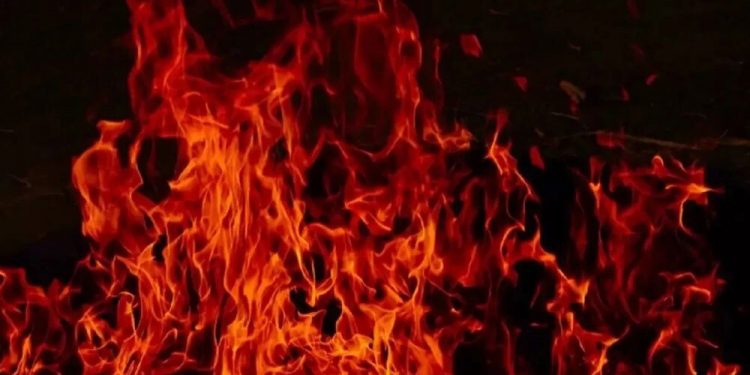 পুরান ঢাকায় জুতার কারখানায় আগুন, নিয়ন্ত্রণে ১০ ইউনিট