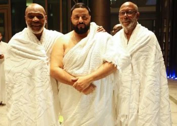 মক্কায় ওমরাহ পালন করছেন মাইক টাইসন ও খালিদ, কাঁদলেন কাবা ঘর দেখে