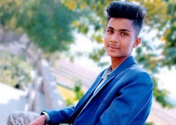 রেললাইনে বসে মোবাইলে গেম খলতে গিয়ে ট্রেনে কাটা পড়ল মাদ্রাসাছাত্র