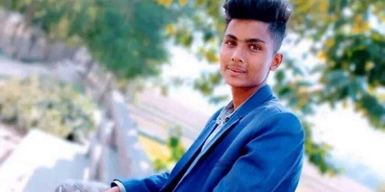 রেললাইনে বসে মোবাইলে গেম খলতে গিয়ে ট্রেনে কাটা পড়ল মাদ্রাসাছাত্র