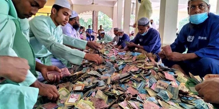 পাগলা মসজিদের দানবাক্স থেকে রেকর্ড পরিমান টাকা উত্তোলন