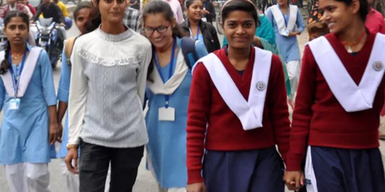 ভারতে ক্লাস ভরা ছাত্রী দেখে দুশ্চিন্তায় অজ্ঞান ছাত্র, ভর্তি হাসপাতালে