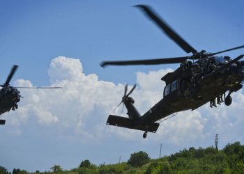 যুক্তরাষ্ট্রে প্রশিক্ষণকালে সেনাবাহিনীর দুটি হেলিকপ্টারের মধ্যে মুখোমুখি সংঘর্ষ,নিহত ৯