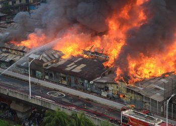 রাজধানীর বঙ্গবাজারে ভয়াবহ অগ্নিকাণ্ড, নিমিষেই পুড়ে ছাই হাজারো ব্যবসায়ীর জীবিকা