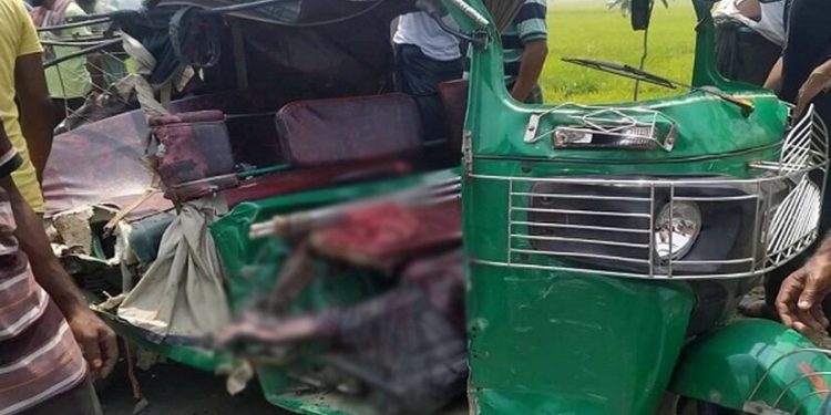 দিনাজপুরে সড়ক দুর্ঘটনায় একই পরিবারের ৪ জন নিহত